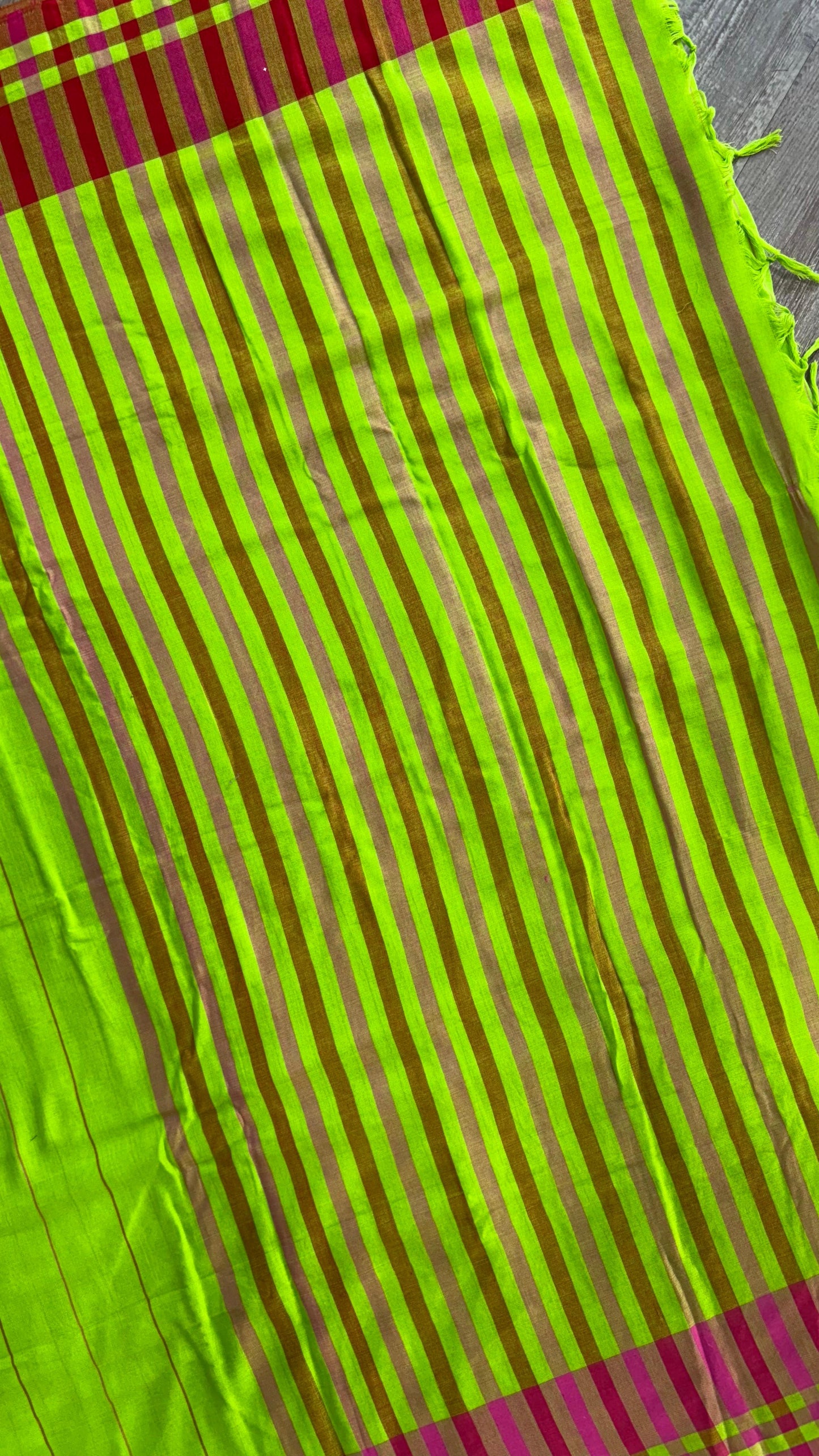 Premium Handwoven Soft Cotton Saree (PARROT GREEN)