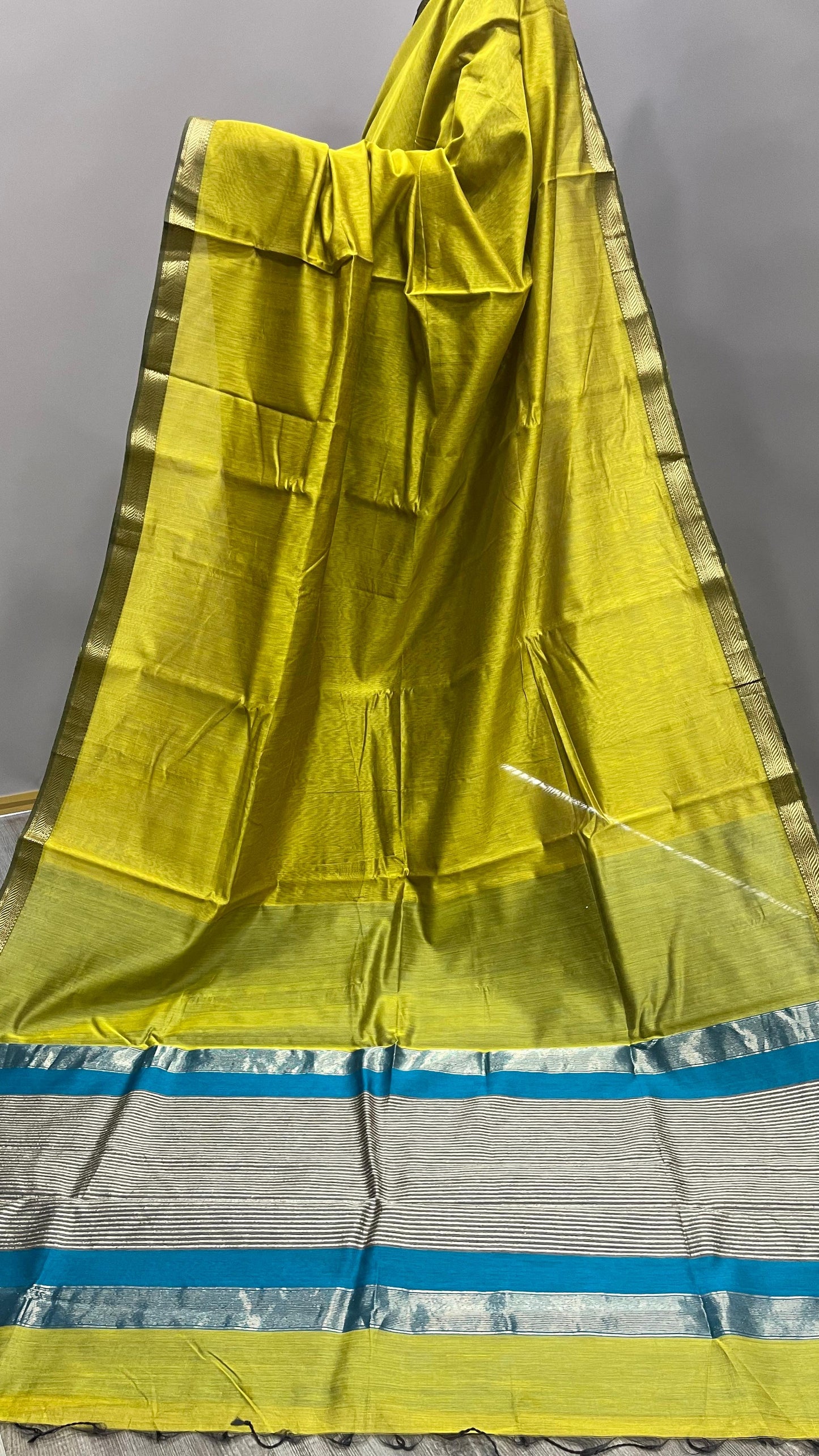 Handwoven Maheshwari Silk Cotton Saree (MEHENDI GREEN)